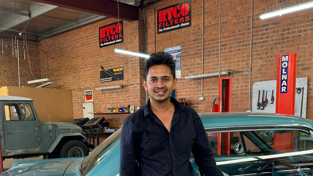 Robbs Automotive Mechanic diagnosing a European car in a modern Canberra auto workshop